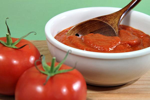 Nước ấm và xà phòng có thể trị được vết cà chua